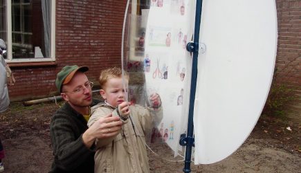 penpaints- MKZ monument Het EI-kinderen voegen hun eigen tekening en babyfoto toe-basisschool de Vecht-2002